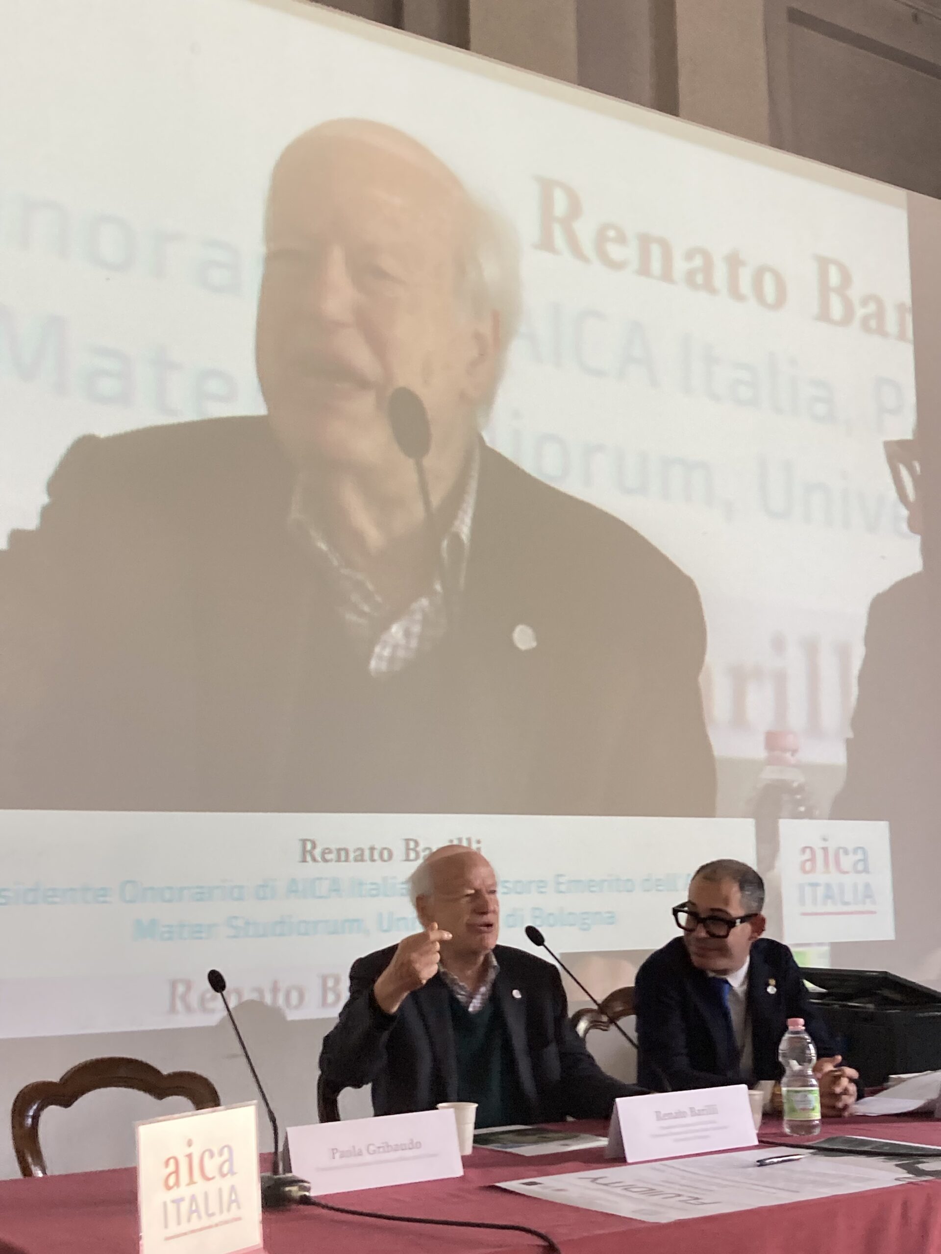 Il Presidentete Onorario di AICA Italia, Renato Barilli alla cerimonia di apertura del Convegno Fluidity insieme al Presidente di AICA Italia, Gabriele Romeo, Torino, 5 maggio 2023.